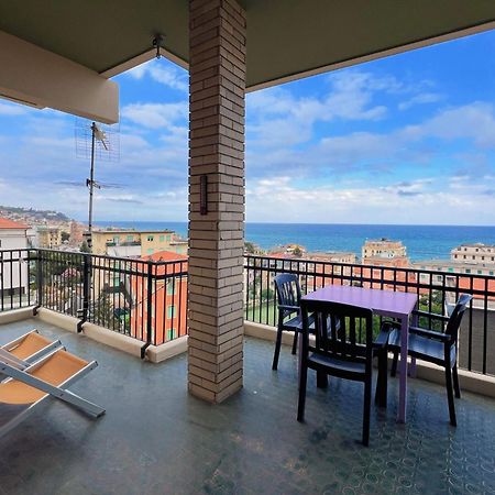 Ampio Appartamento Con Vista Варацце Экстерьер фото